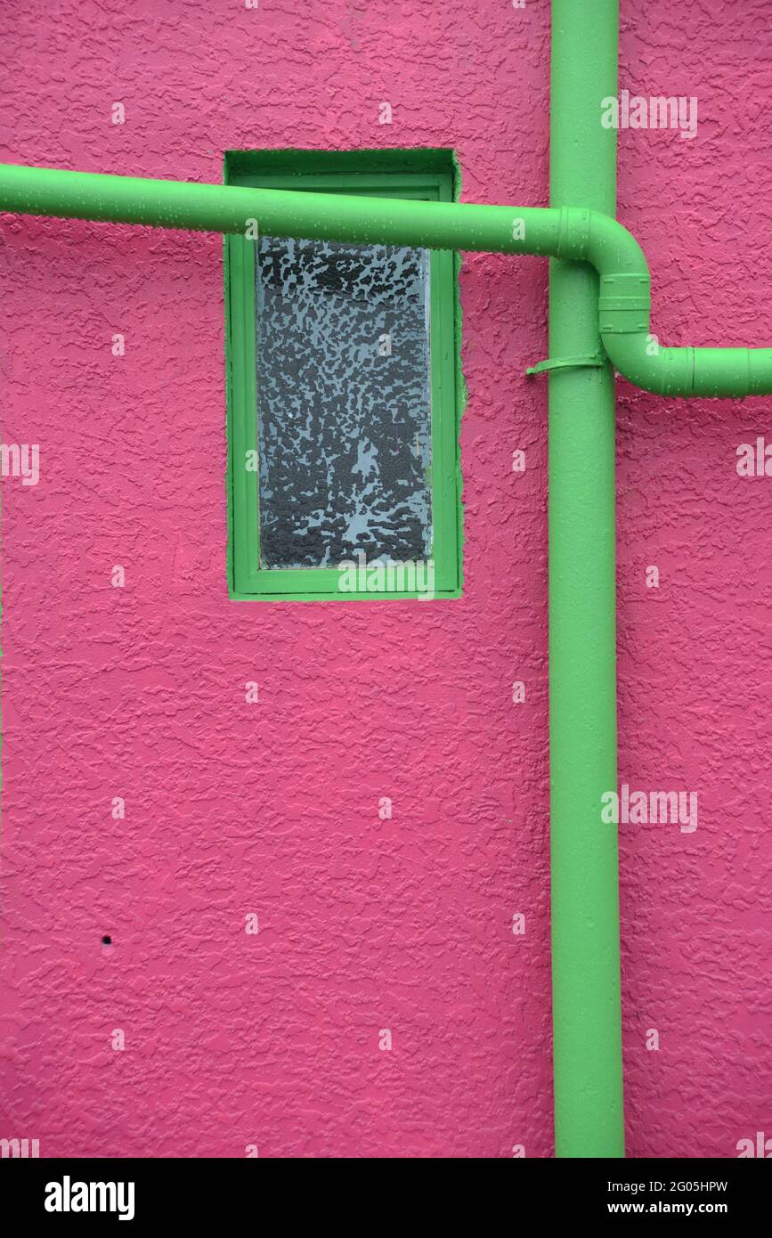 Un nuovo lavoro di verniciatura su una vecchia parete crea un sfondo colorato e testurizzato Foto Stock