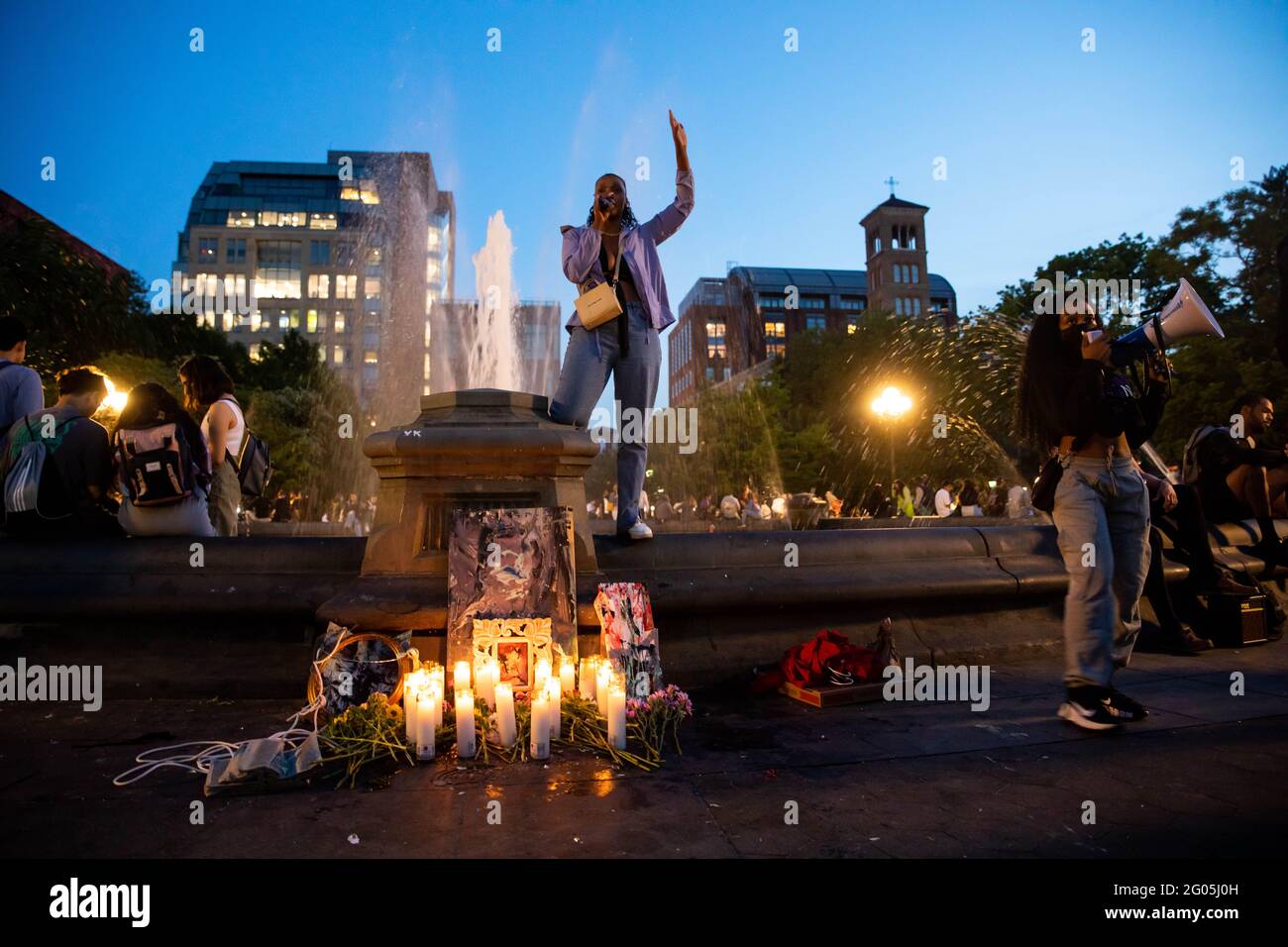 (210601) -- NEW YORK, 1 giugno 2021 (Xinhua) -- la gente partecipa ad un evento in ricordo del centesimo anniversario del massacro di Tulsa Race del 1921, a New York, Stati Uniti, 31 maggio 2021. La città di Tulsa commemorerà il centenario del massacro di Tulsa Race del 1921 lunedì con eventi e cerimonie per onorare le vittime. La notte del 31 maggio 1921, una folla bianca discese il prospero quartiere tutto nero di Greenwood nel nord di Tulsa. In meno di 24 ore, la folla bruciò quella che era stata conosciuta come 'Black Wall Street' a terra lasciando più di 10,000 senzatetto residenti. Il d esatto Foto Stock