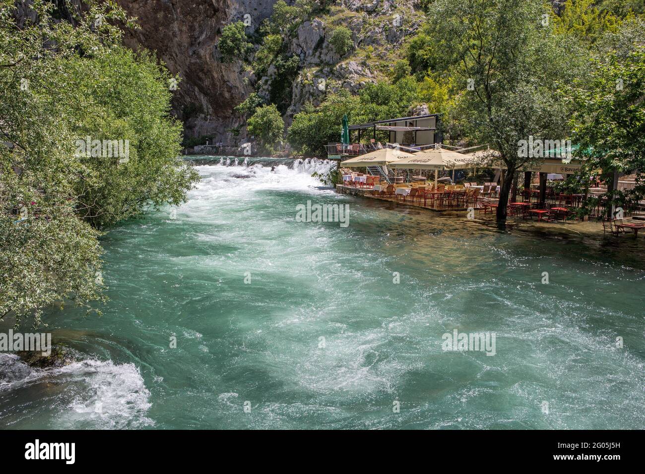 Ristorante, villaggio Blagaj vicino Mostar, sorgente del fiume Buna, Erzegovina, Bosnia ed Erzegovina Foto Stock