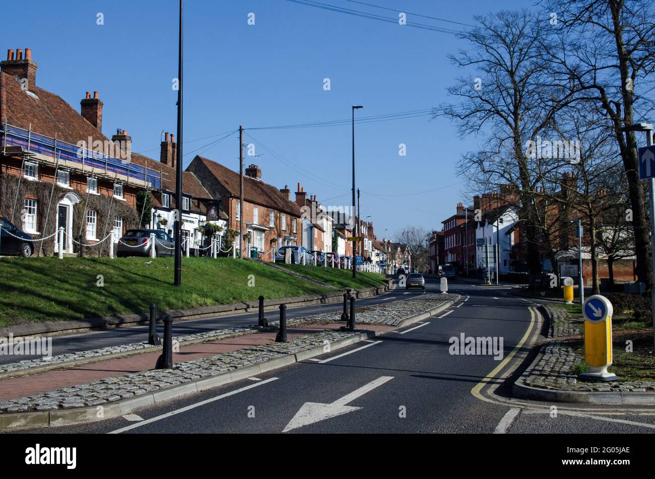 Wokingham, Regno Unito - 28 febbraio 2021: Vista della storica Terrace and Shute End nel mezzo della città del Berkshire di Wokingham in una soleggiata giornata primaverile. Foto Stock