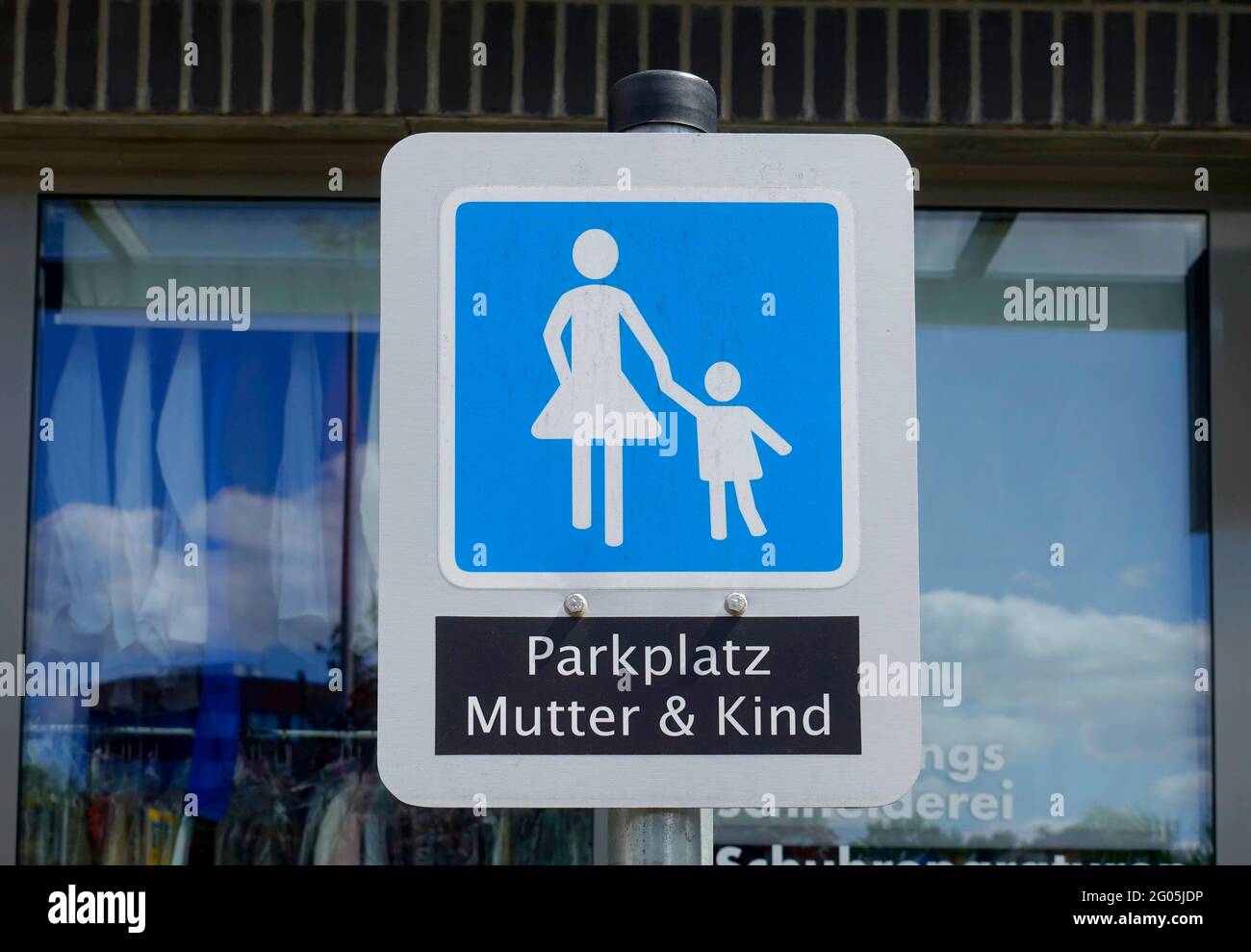 Parcheggio per madre e bambino, Berlino, Germania Foto Stock