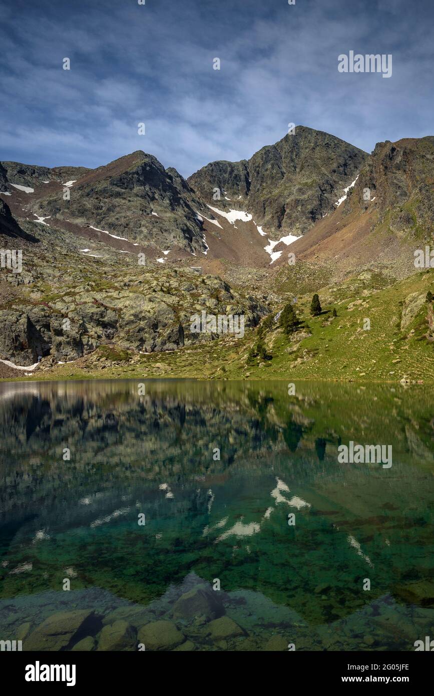 Monteixo picco visto dal Lago di Aixeus (Alt Pirineu Parco Naturale, Catalogna, Spagna, Pirenei) ESP: Pico Monteixo visto desde el lago d'Aixeus Foto Stock