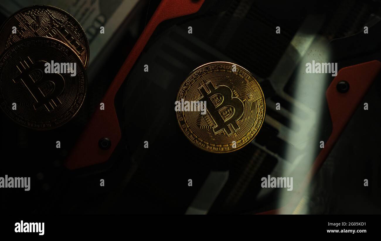 GPU che consente di estrarre la criptovaluta digitale, Bitcoin (BTC) sulla scheda grafica. Settore delle valute digitali e concetto di agricoltura GPU Foto Stock