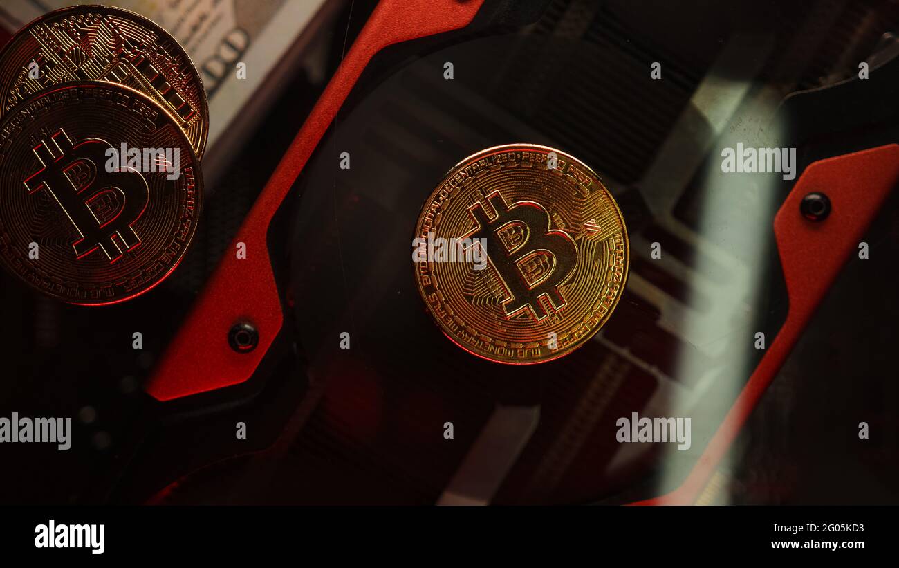GPU che consente di estrarre la criptovaluta digitale, Bitcoin (BTC) sulla scheda grafica. Settore delle valute digitali e concetto di agricoltura GPU Foto Stock