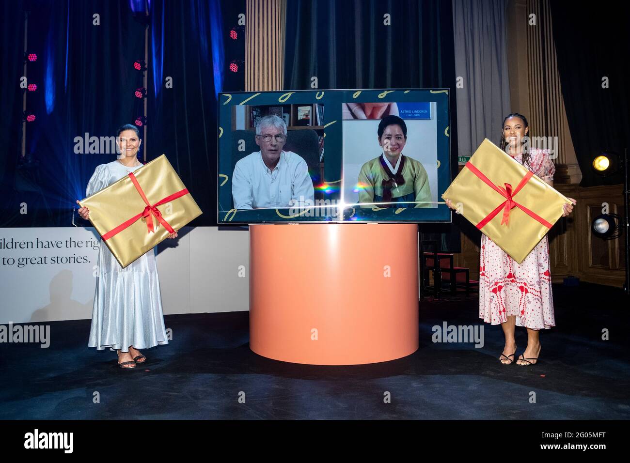 La Crown Princess Victoria e l'ospite Amie Bramme Sey, sullo schermo il premio di quest'anno dell'autore francese Jean-Claude Mourlevat e il premio dell'anno scorso dell'artista del libro d'immagine del South Corean Baek Heena al Premio Alma (il Premio commemorativo Astrid Lindgren) e il ministro svedese della Cultura e della democrazia Amanda Lind. L'Alma Award 2021 è una cerimonia digitale dovuta alla pandemia della corona. Stoccolma, Svezia, 31 maggio 2021 Foto: Christine Olsson / TT / codice 10430 Foto Stock