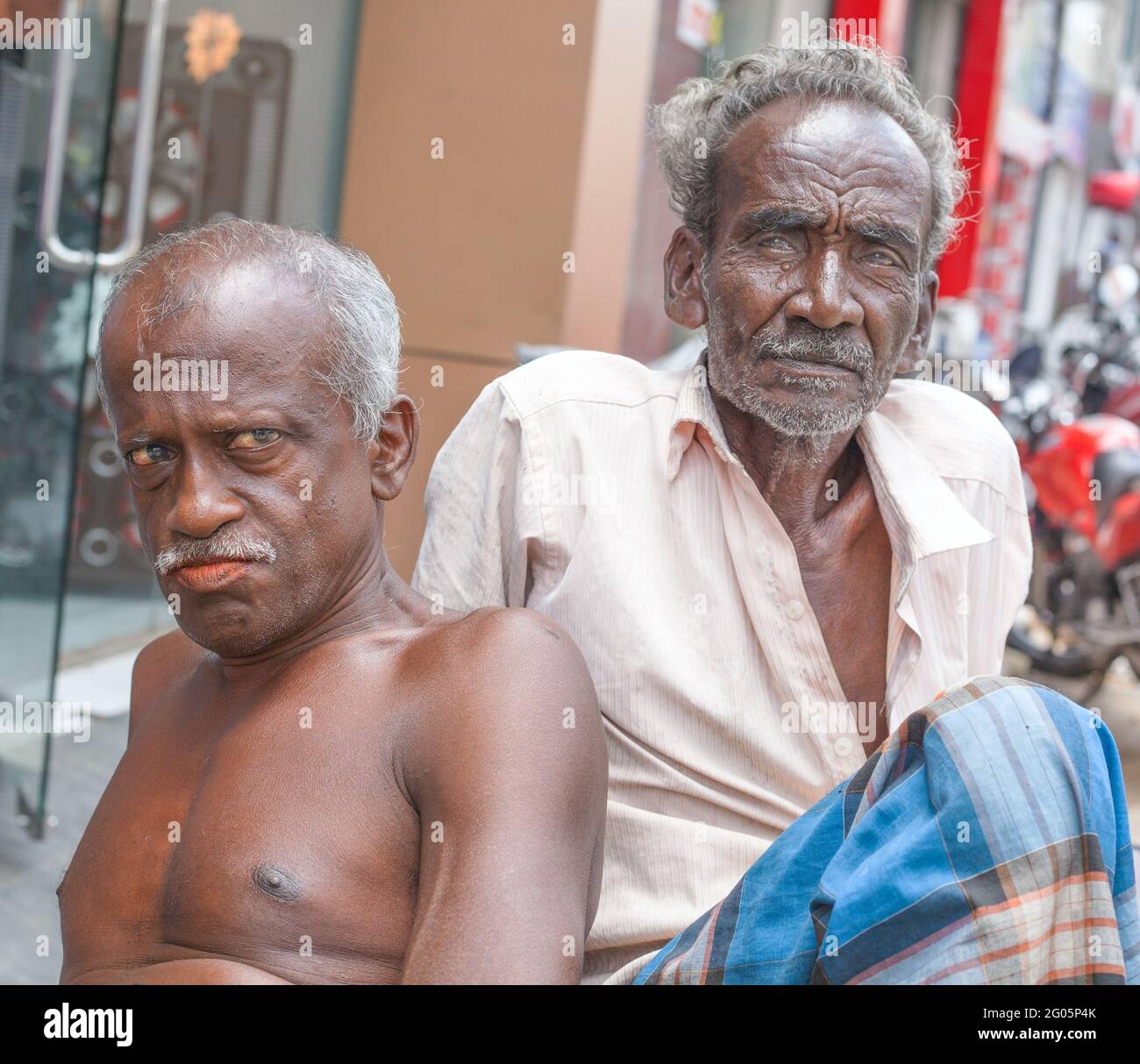 Ritratto di due maschi dello Sri Lanka con volti sconcertanti in posa per una fotografia su strada, Unawatuna, Provincia del Sud, Sri Lanka Foto Stock