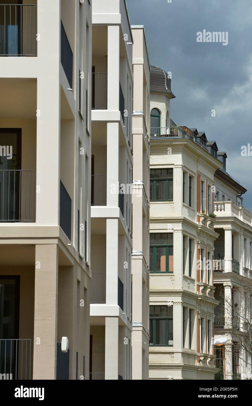 Lipsia, Germania. 05 maggio 2021. Un divario tra gli edifici di Lipsia è in fase di chiusura con un nuovo edificio come casa di appartamenti ad angolo direttamente accanto a una vecchia casa storica Gründerzeit su una strada principale. Credit: Volkmar Heinz/dpa-Zentralbild/ZB/dpa/Alamy Live News Foto Stock