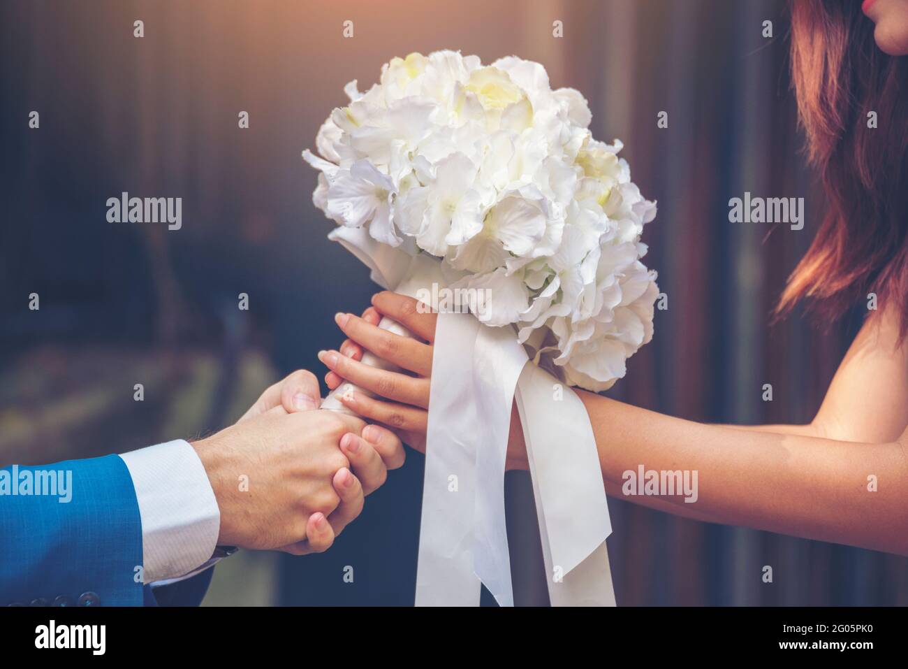 mi sposerai? sì. Fidanzamento nuziale amante dando bianco bouquet di nozze in romantica cerimonia momento d'amore. Coppia amante romanticismo dopo su Foto Stock