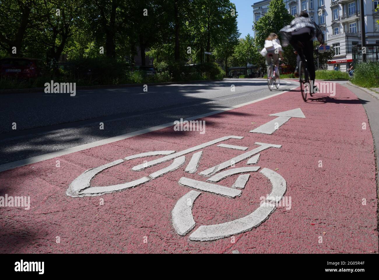 Amburgo, Germania. 31 maggio 2021. I ciclisti cavalcano nella pista  ciclabile segnata con vernice rossa a  Klosterstersterstersterstersterstersterstern. Le biciclette sono ovviamente  un mezzo di trasporto più popolare nel pianeggiante nord della Germania