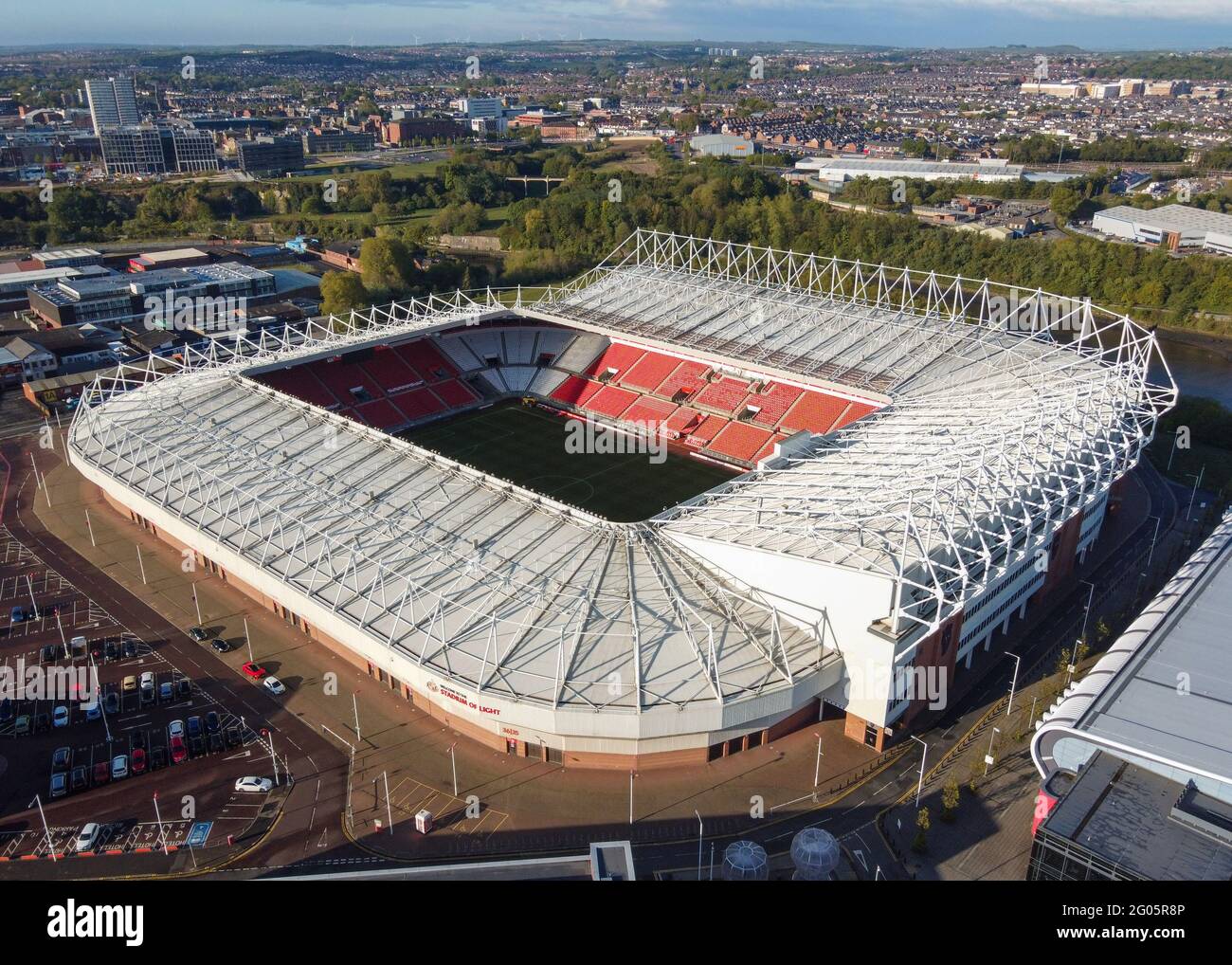 Stadio di luce. Casa di Sunderland AFC visto dall'alto con il centro della città e ponti sullo sfondo. Foto Stock
