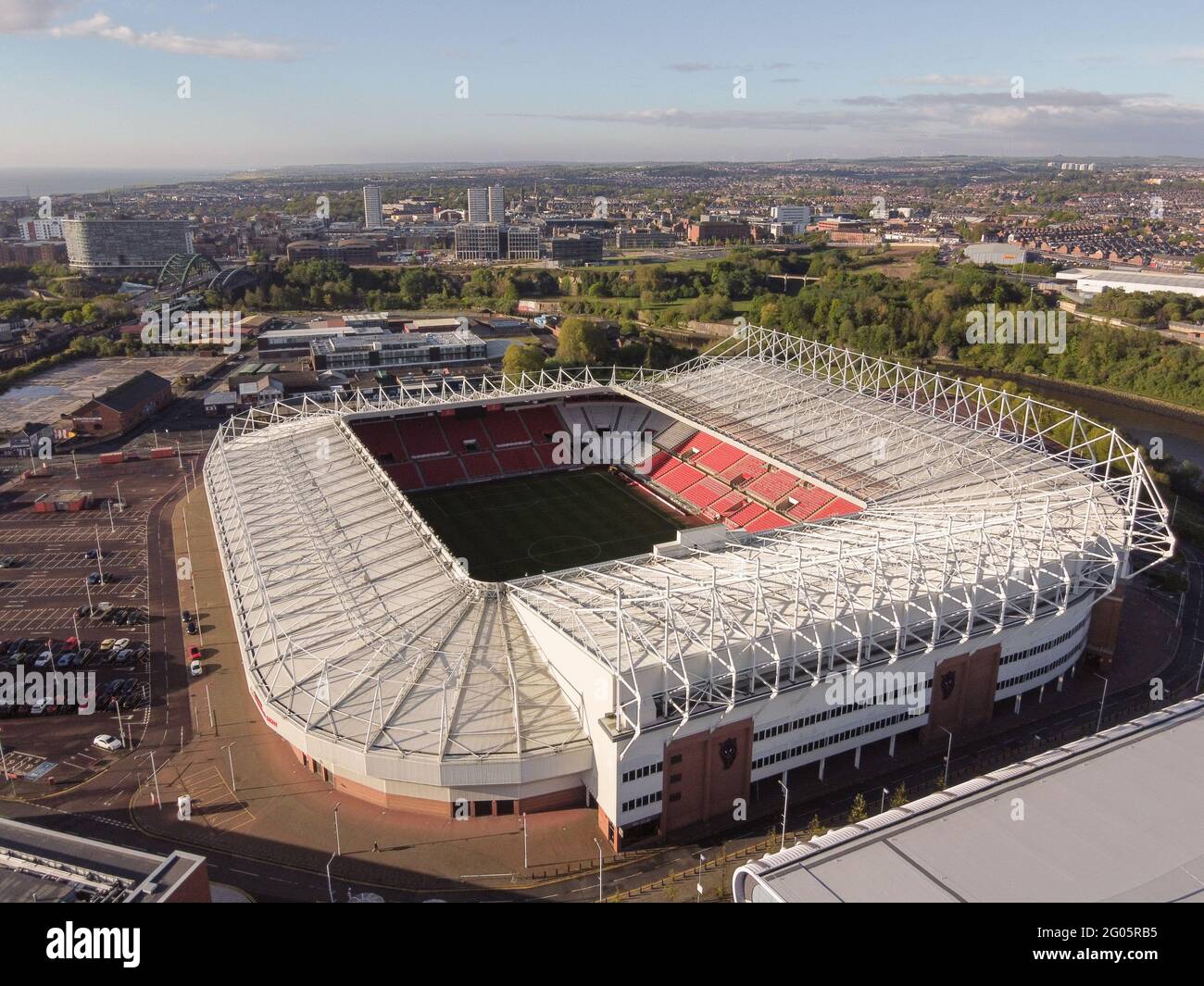 Stadio di luce. Casa di Sunderland AFC visto dall'alto con il centro della città e ponti sullo sfondo. Foto Stock