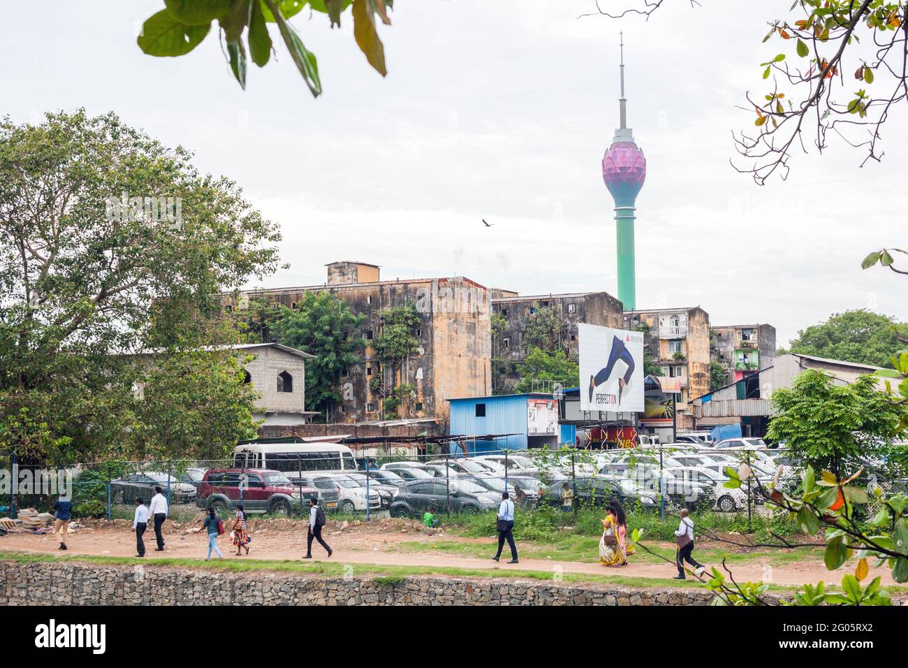 Gli impiegati dello Sri Lanka tornano a casa, dominati dalla Colombo Lotus Tower, la struttura più alta e autoportante dell'Asia meridionale, Colombo, Sri lanka Foto Stock