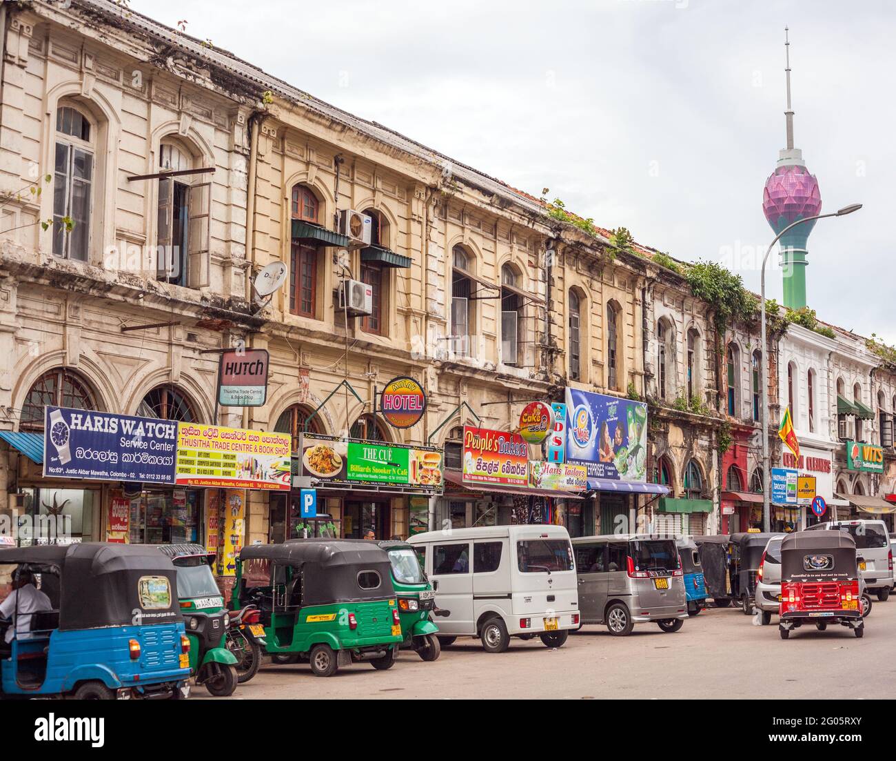 Negozi e trasporti su strada con la Colombo Lotus Tower - la struttura più alta, autoportata in Asia meridionale, Colombo, Sri lanka Foto Stock
