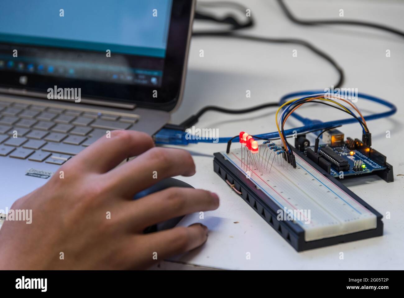 Ingegnere elettrico esperto con componenti elettronici - primo piano Foto Stock
