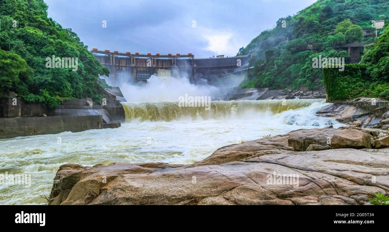 Bingzhou, Cina. 30 maggio 2021. Il serbatoio di Ouyanghai scarica l'alluvione a Bingzhou, Hunan, Cina il 30 maggio 2021.(Photo by TPG/cnsphotos) Credit: TopPhoto/Alamy Live News Foto Stock