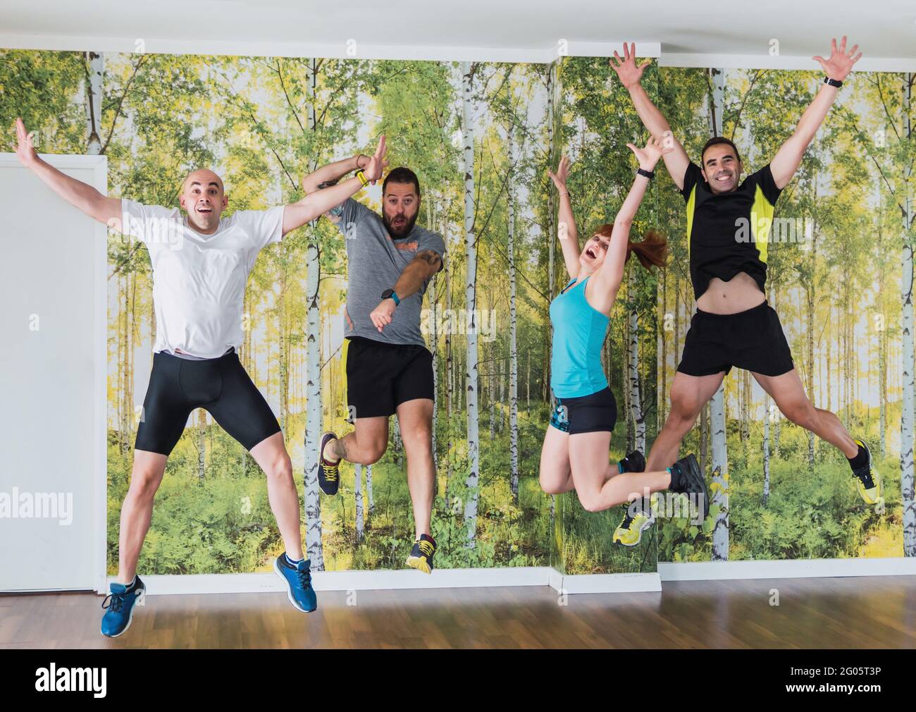Gruppo di persone che saltano e scherzano in palestra Foto Stock