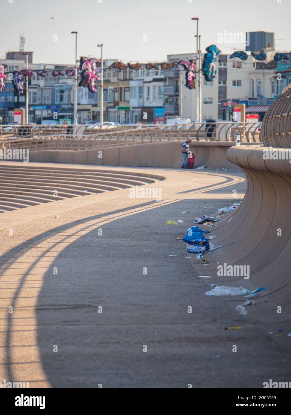 Blackpool, Regno Unito. 1 giugno 2021. Notizie. Un selezionatore volontario della lettiera è tenuto occupato ripulire tutti i rifiuti dalla festa della banca. Incredibile che ogni accesso da e per il lungomare comporta la passeggiata attraverso almeno due grandi bidoni e ancora i rifiuti si sta rivelando difficile per alcuni dei visitatori di trovare la sua strada nei bidoni. Credit: Gary Telford/Alamy Live News Foto Stock