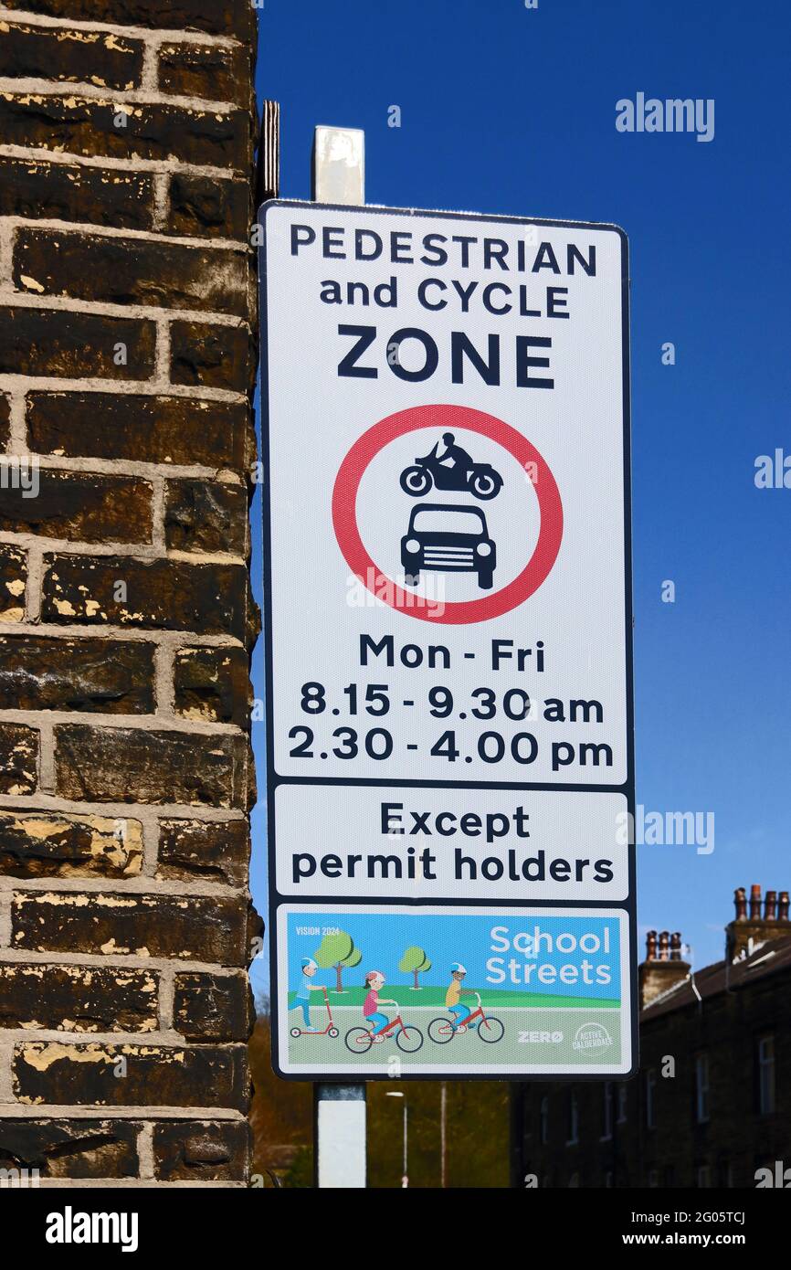 Cartello zona pedonale e ciclabile con limitazioni, Mytholmroyd Foto Stock