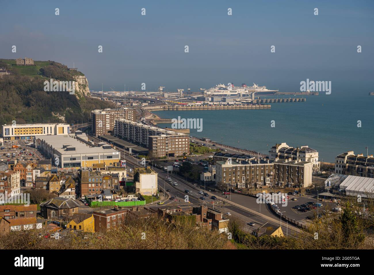 Guardando giù sul porto di dover da Western Heights, con traffico ridotto durante la pandemia di Covid. Foto Stock