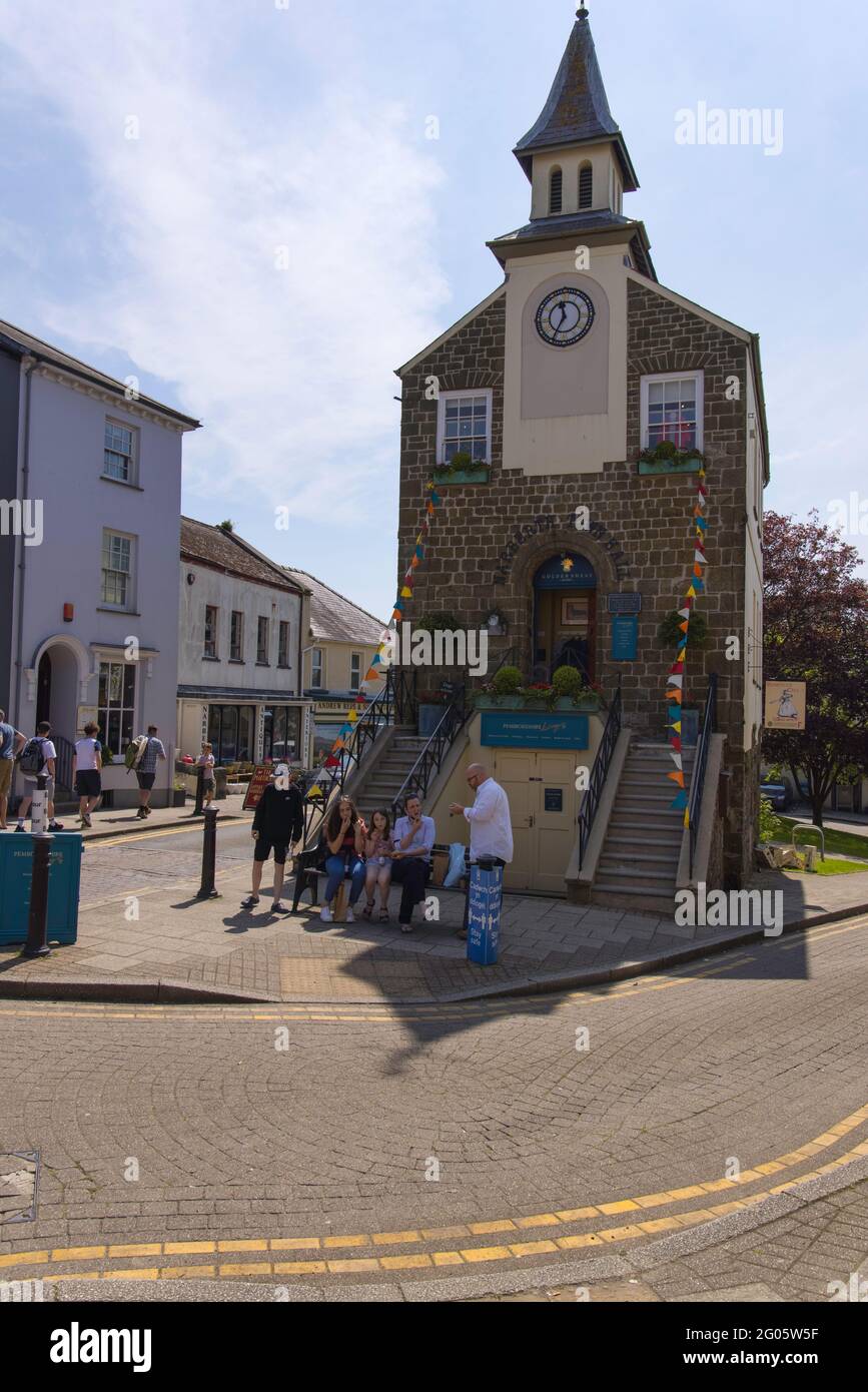 Le famiglie si godono il sole fuori dal municipio di Narberth a Pembrokeshire, Galles Foto Stock