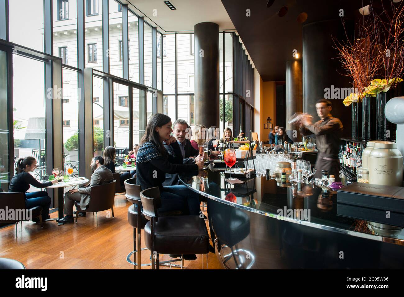 All'interno del Bar del Bulgari Hotel durante l'orario dell'aperitivo.  Hotel Bulgari, Milano, Lombardia, Italia, Europa Foto stock - Alamy