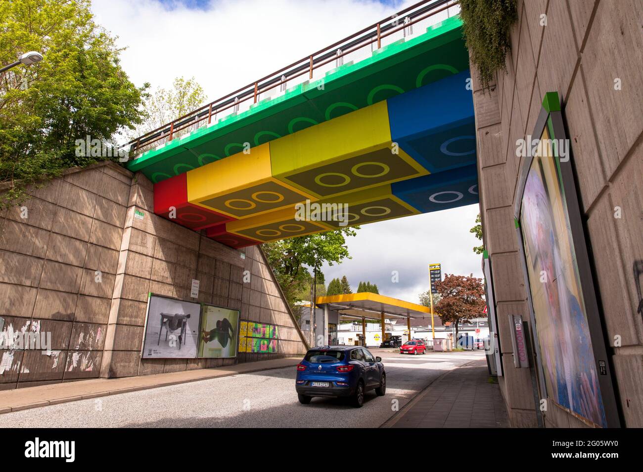 Il ponte Lego sulla Schwesterstrasse, dipinto da graffiti e streetart Martin Heuwold, nome artista MEGX, su disegno di mattoni Lego, Wu Foto Stock