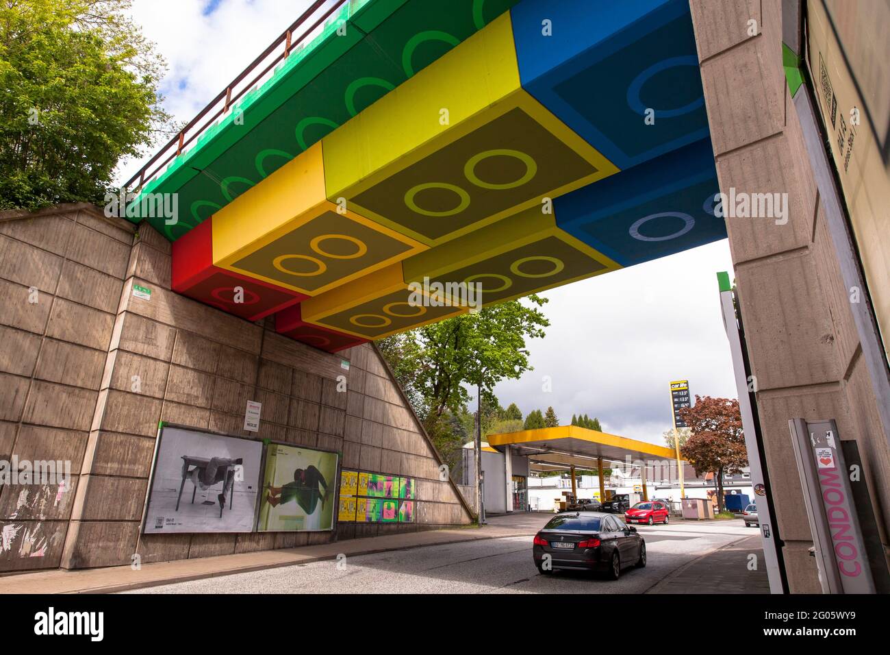 Il ponte Lego sulla Schwesterstrasse, dipinto da graffiti e streetart Martin Heuwold, nome artista MEGX, su disegno di mattoni Lego, Wu Foto Stock