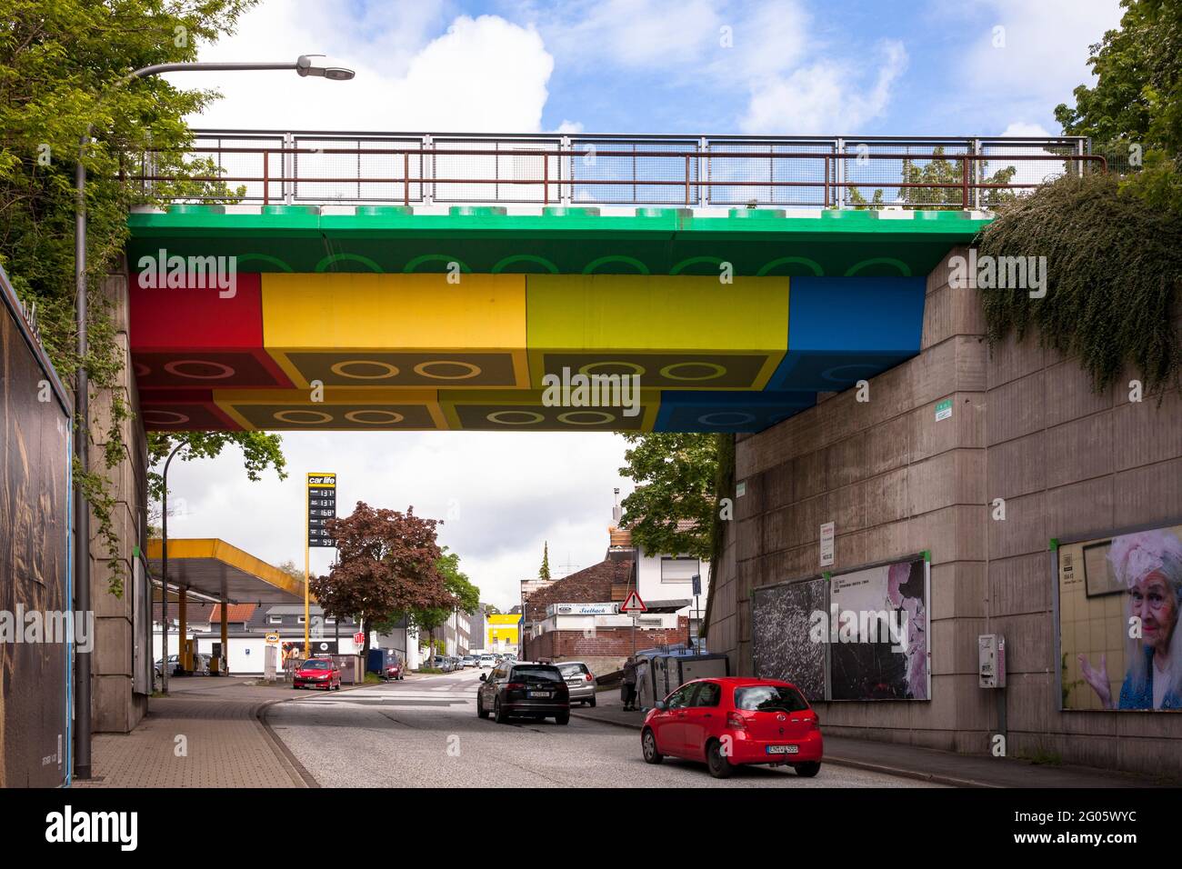 Il ponte Lego sulla Schwesterstrasse, dipinto da graffiti e streetart Martin Heuwold, nome artista MEGX, su disegno di mattoni Lego, Wu Foto Stock