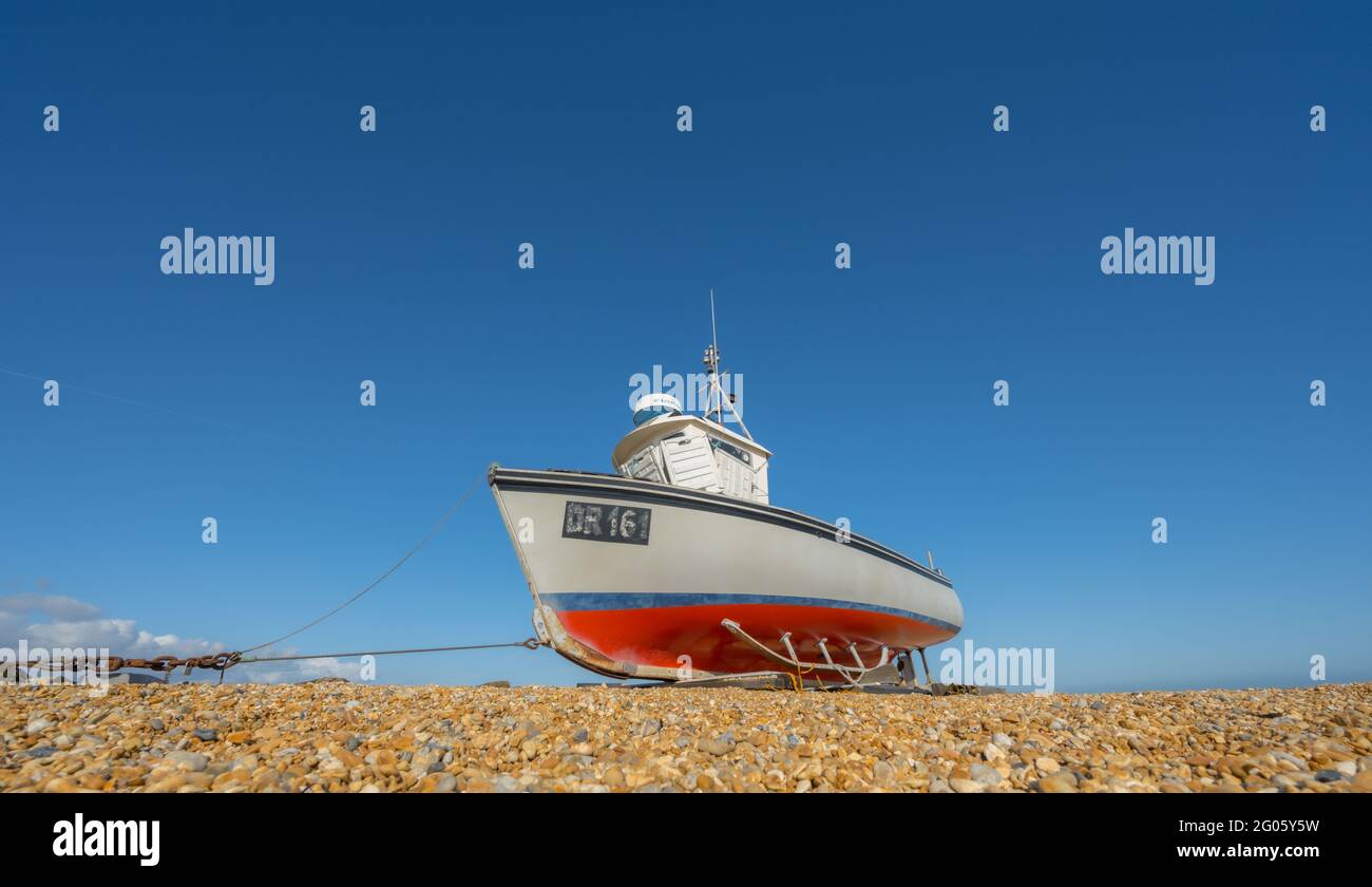 La barca da pesca ha tirato in su la spiaggia a Deal Kent Foto Stock