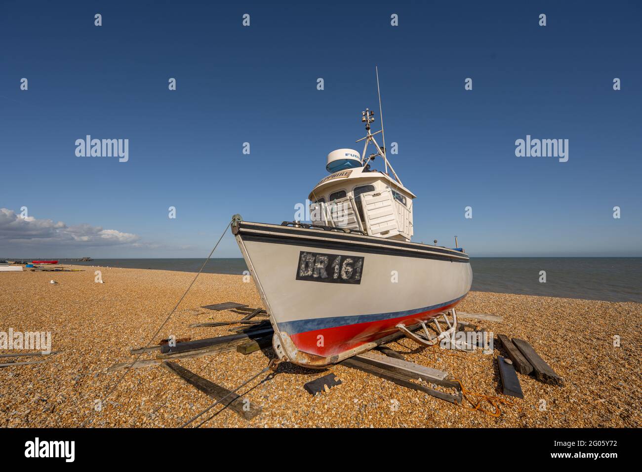 La barca da pesca ha tirato in su la spiaggia a Deal Kent Foto Stock