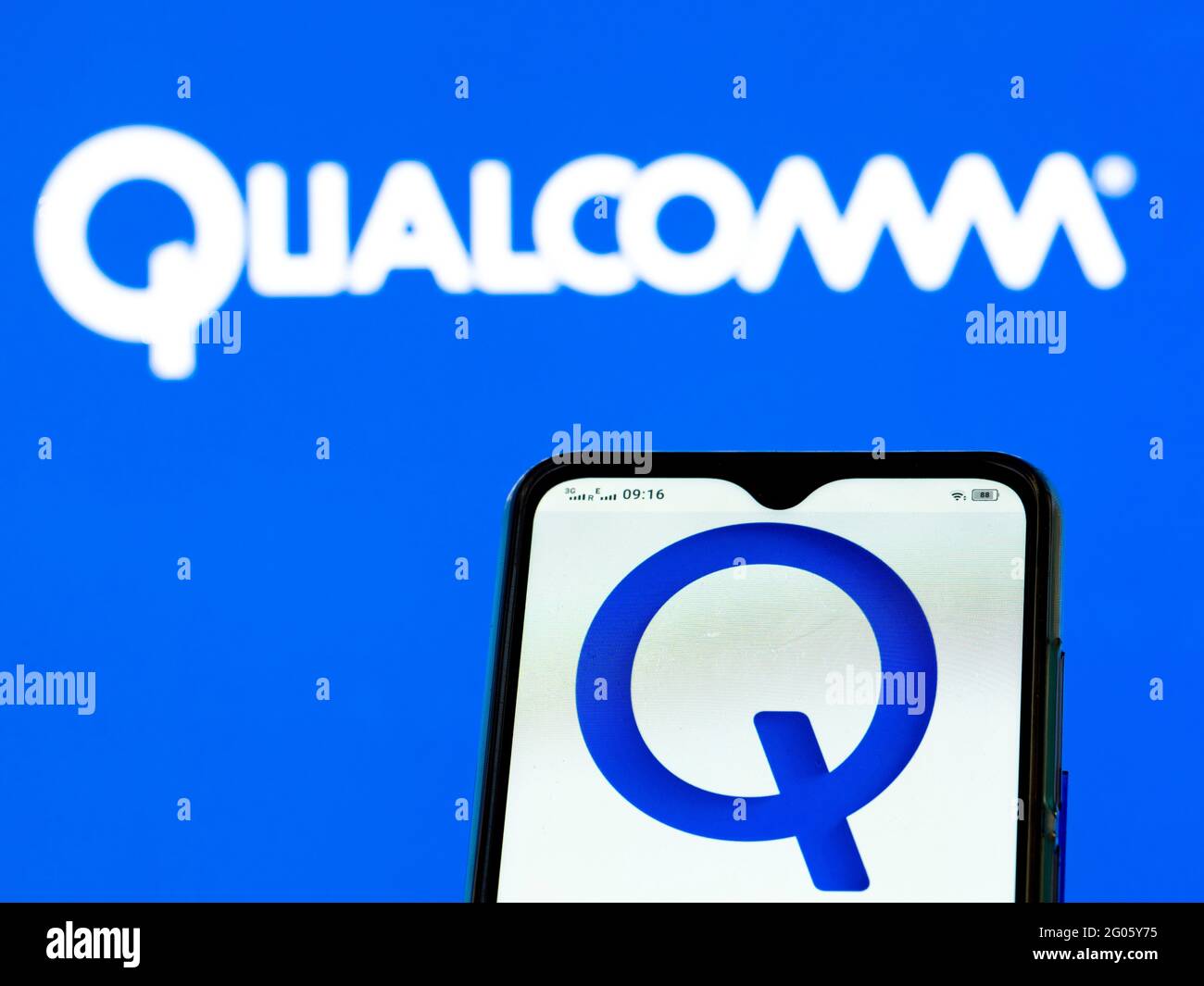 In questa illustrazione fotografica viene visualizzato il logo Qualcomm Inc. Sullo smartphone Foto Stock