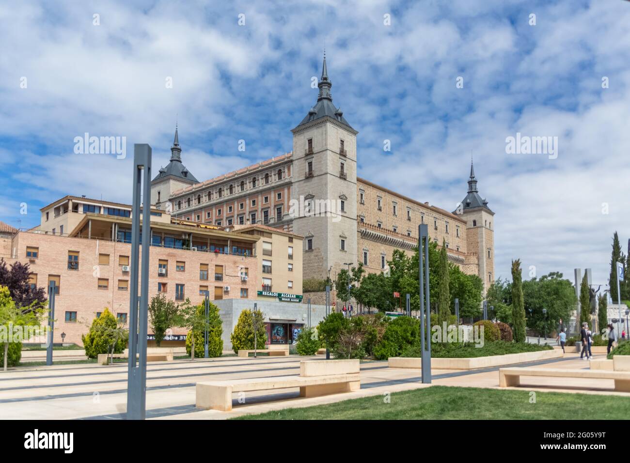 Toledo / Spagna - 05 12 2021: Vista maestosa sull'edificio militare della facciata principale della Alcázar di Toledo Foto Stock