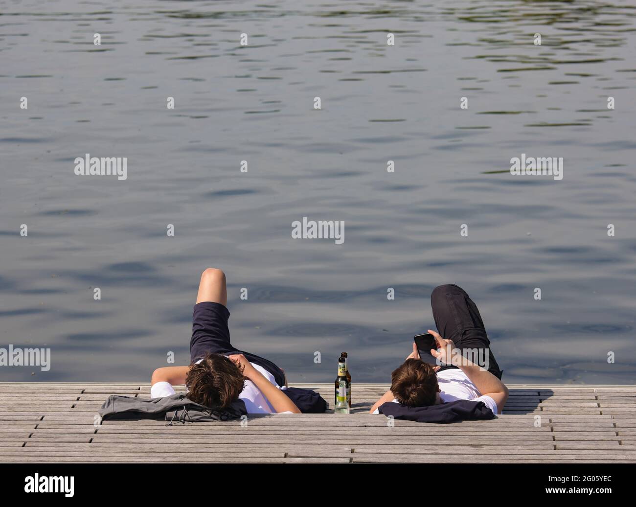 01 giugno 2021, Schleswig-Holstein, Lübeck: Giovani che si godono il tempo soleggiato al Drehbrückenplatz. Il tempo estivo dovrebbe continuare nei prossimi giorni. Foto: Ulrich Perrey/dpa Foto Stock