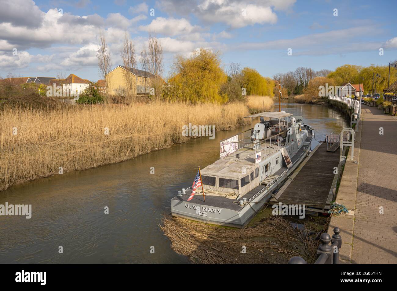 Vecchia barca della seconda guerra mondiale sul fiume Stour a Sandwich Kent. Foto Stock
