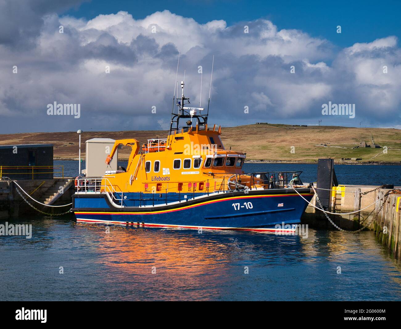 La scialuppa di salvataggio Lerwick RNLI classe Severn 17-10 ormeggiata a Lerwick vicino al Bressay Slip e al Victoria Pier - in una giornata tranquilla e soleggiata con cielo blu. Foto Stock