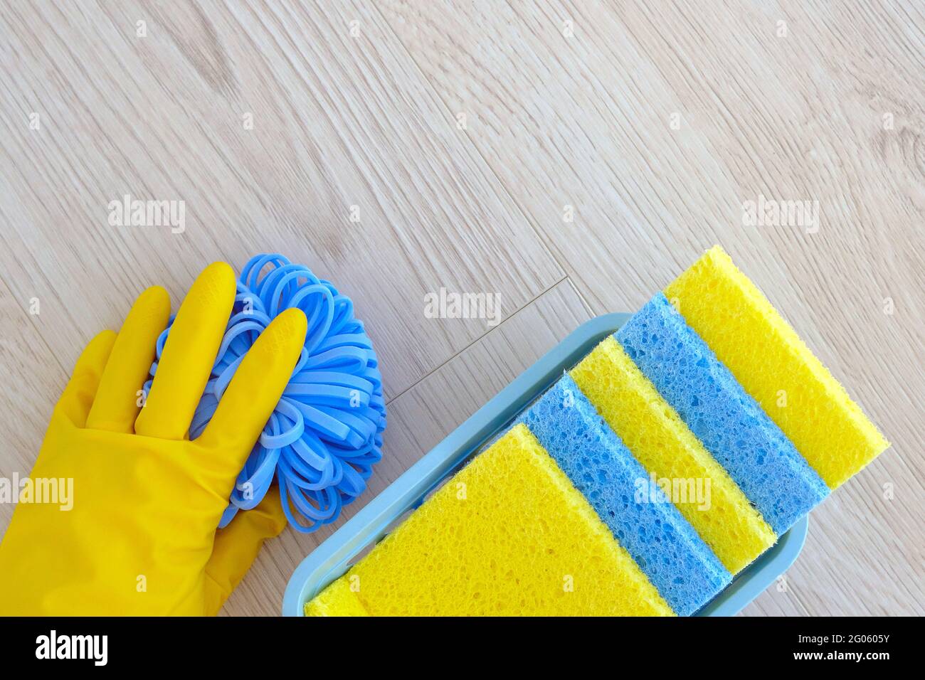 Prodotti per la pulizia Flat Lay, spazio per la copia. Guanto protettivo in gomma gialla con panno in microfibra. Concetto di servizio di pulizia. Vista dall'alto. Foto Stock