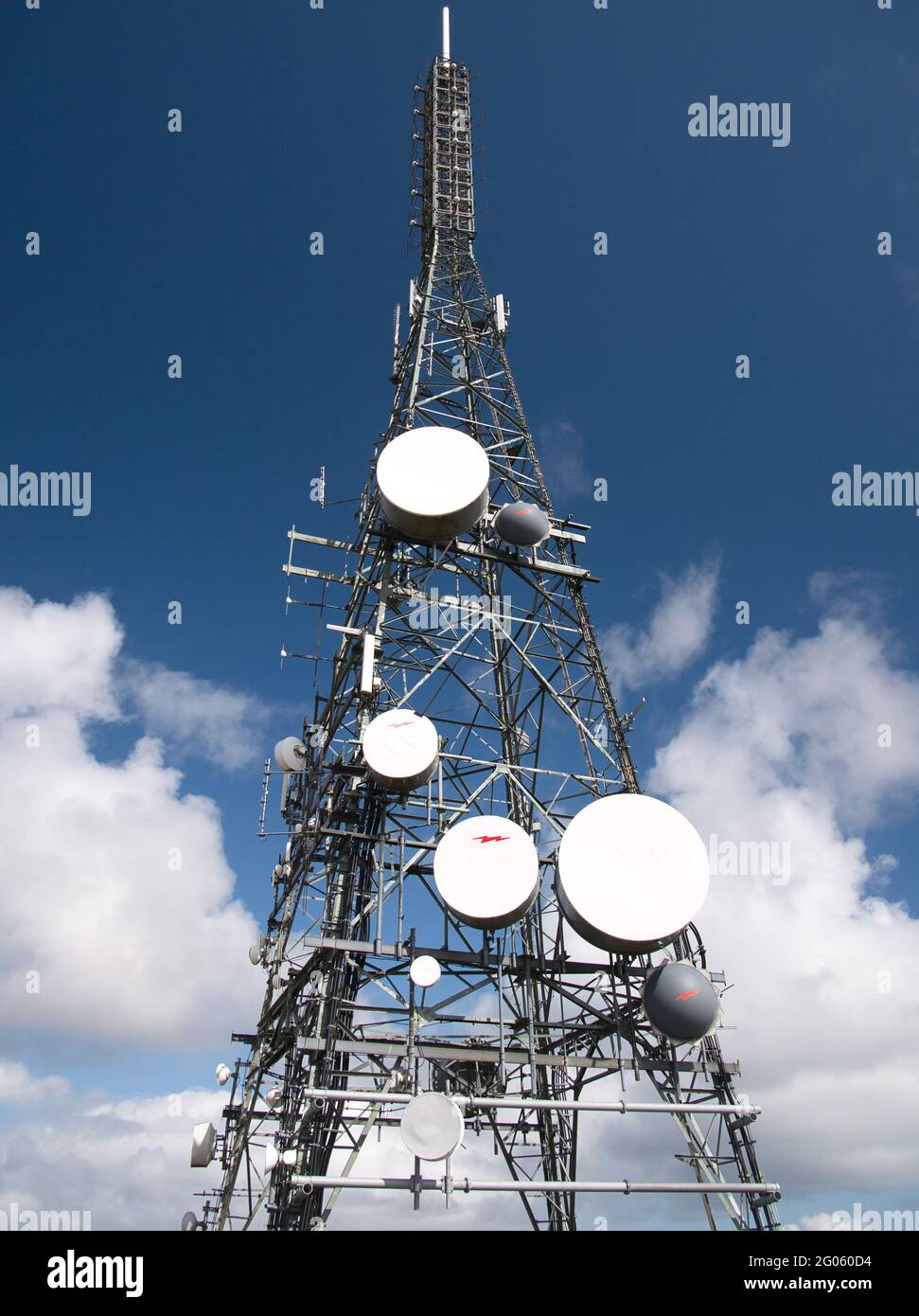 Microonde, TV e comunicazioni telefoniche mobili su una torre in acciaio in cima al Ward di Bressay, sull'isola di Bressay, Shetland, Regno Unito. Foto Stock