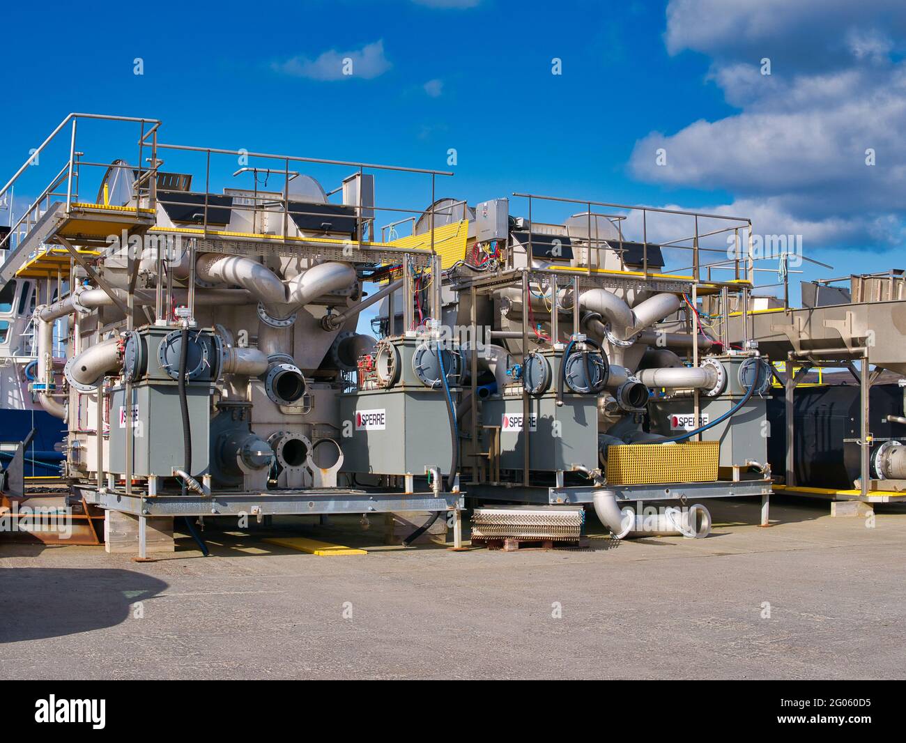 Attrezzature commerciali per l'allevamento ittico sulla banchina del porto di Lerwick, Shetland, Regno Unito - in una giornata di sole con nuvole bianche. Foto Stock