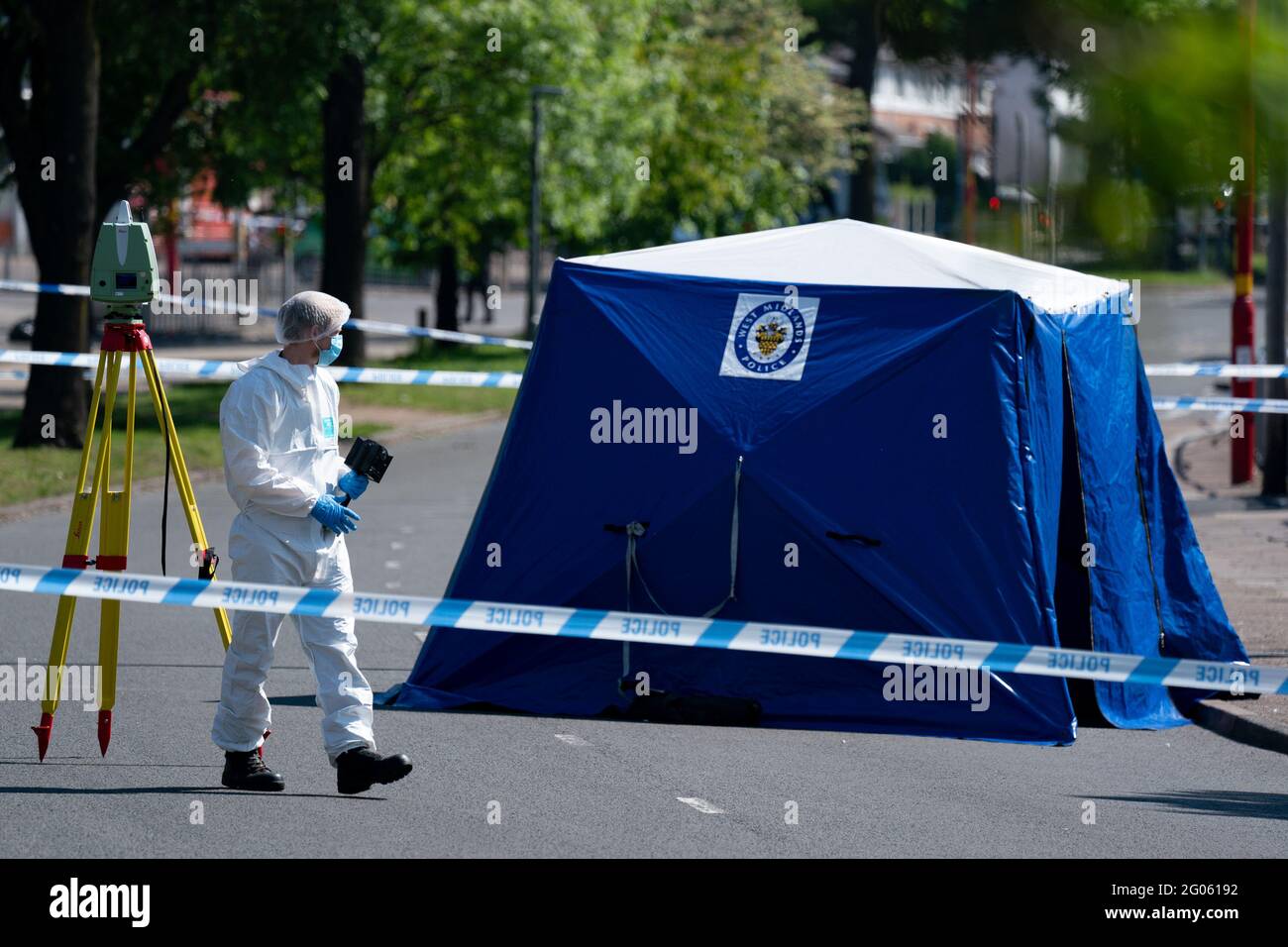 Un ufficiale forense sulla scena di College Road, Kingstanding, a nord di Birmingham, dove un ragazzo di 14 anni è morto dopo essere stato pugnalato il lunedì sera. La polizia ha avviato un'indagine sugli omicidi e sta cacciando fino a sette persone in relazione all'attacco. Data immagine: Martedì 1 giugno 2021. Foto Stock