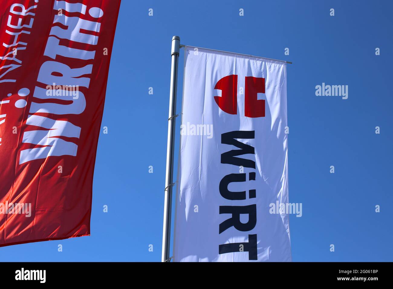 Bandiere della compagnia Würth di fronte ad un cielo blu Foto Stock