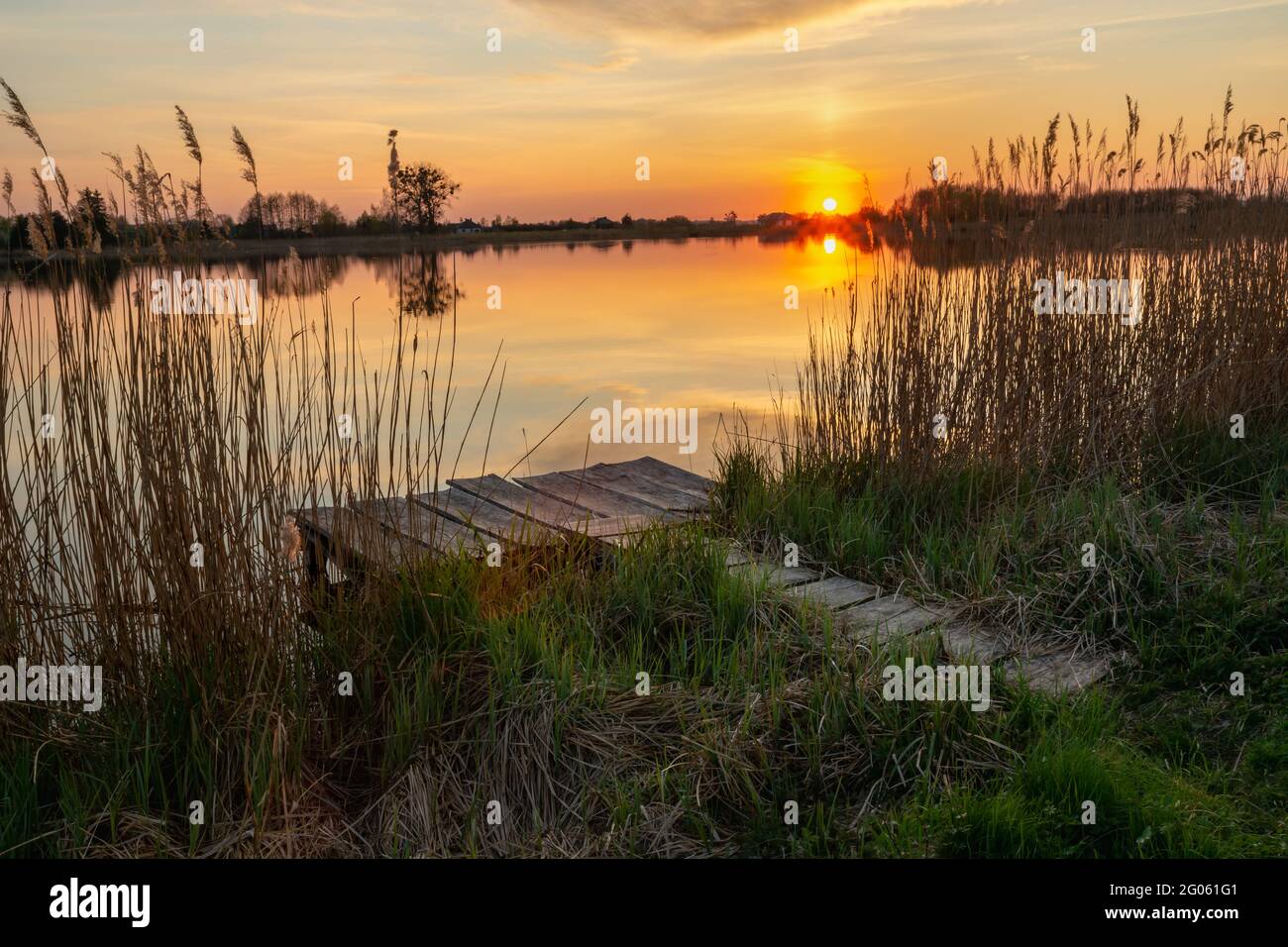 Molo di pesca sulla riva del lago e tramonto, Stankow, Polonia Foto Stock