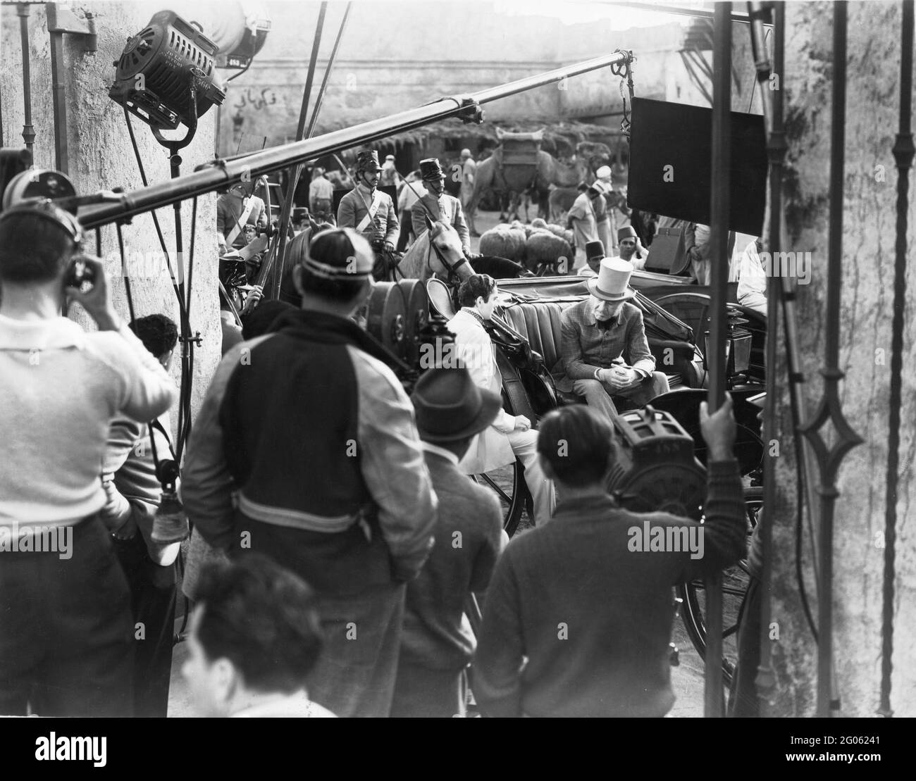 IL POTERE DI TYRONE come Ferdinand de Lesseps ed HENRY STEPHENSON AS Il conte Mathieu de Lesseps sul set ha cantato con la squadra di film Durante le riprese di SUEZ 1938 regista ALLAN DWAN storia Sam La sceneggiatura di Duncan Philip Dunne e Julien Josephson disegnano il costume Royer Ventesimo secolo Fox Foto Stock