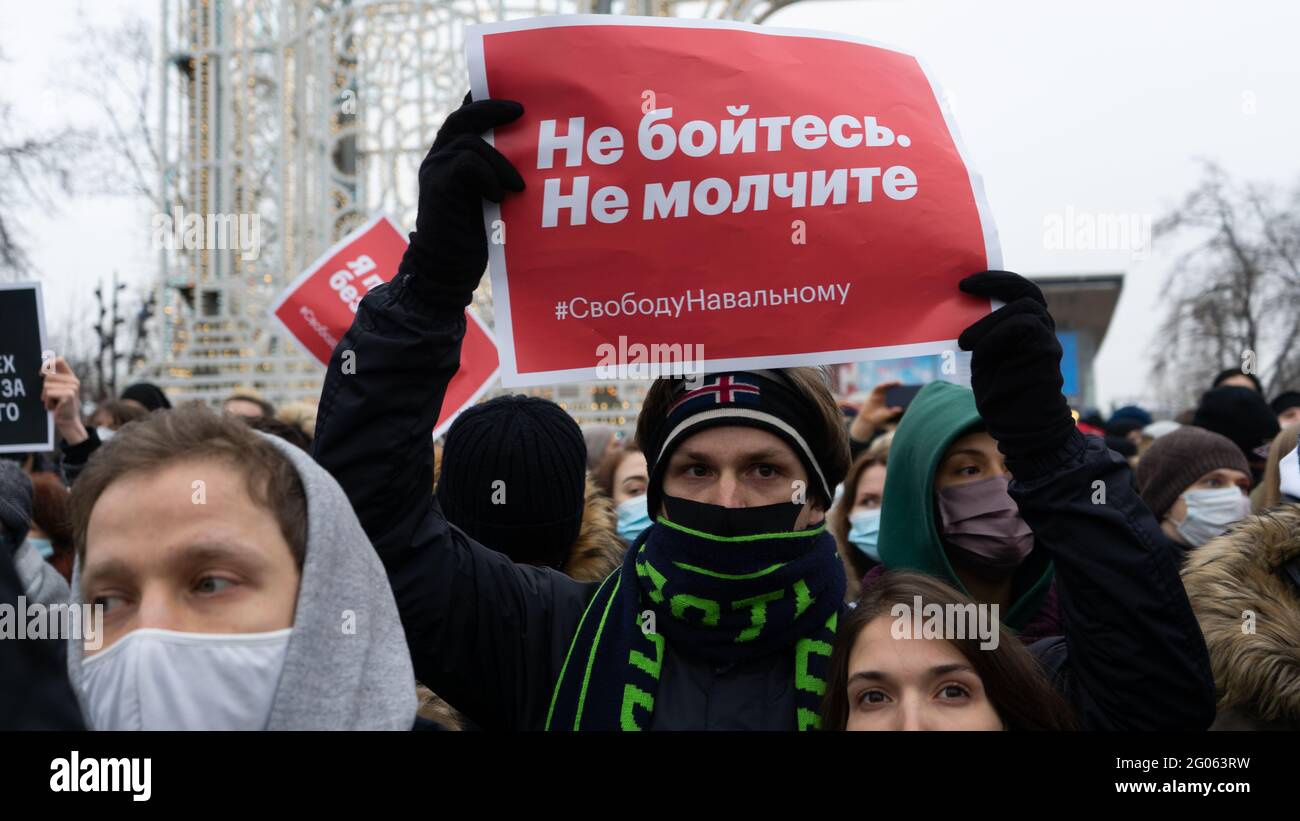 Mosca,Russia - 23 gennaio 2021, Young man ha un poster: Non abbiate paura, non tacete. Manifestazione di protesta per Alexey Navalny libero Foto Stock