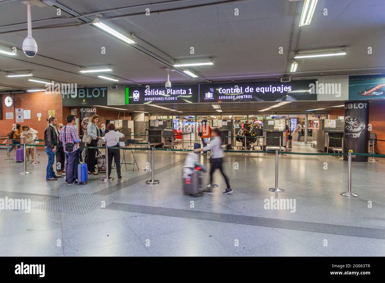 MADRID, SPAGNA - 22 OTTOBRE 2017: Controlli di sicurezza alla stazione Atocha di Madrid, Spagna Foto Stock