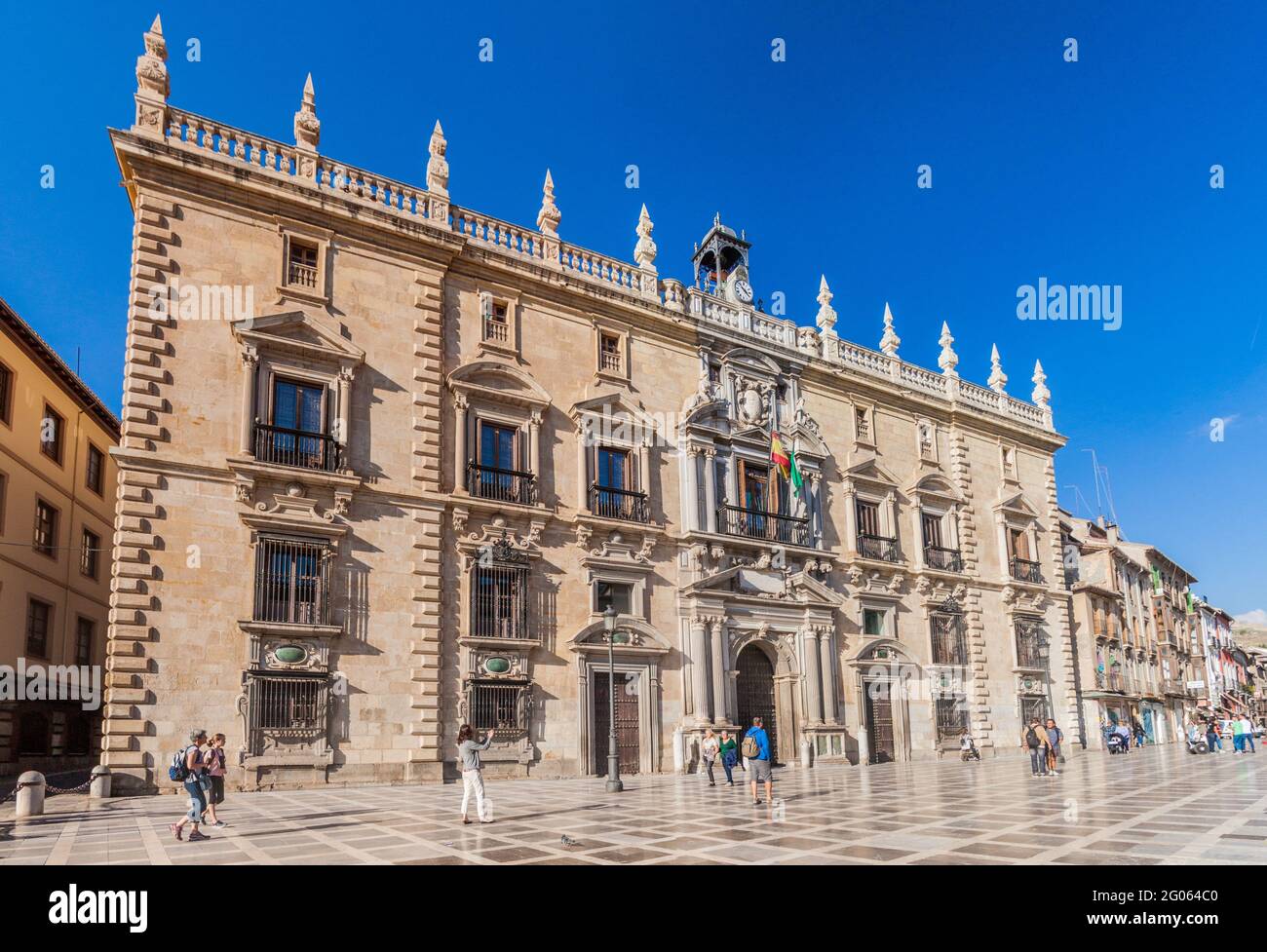 GRANADA, SPAGNA - 1 NOVEMBRE 2017: Alta Corte di giustizia dell'Andalusia a Plaza de Santa Ana a Granada. Foto Stock