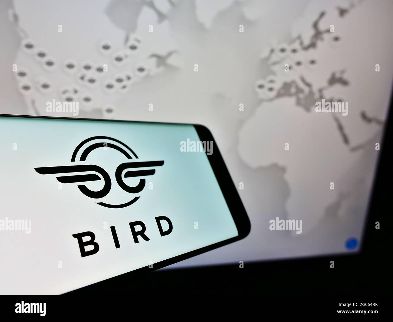 Smartphone con logo della società americana di scooter elettrico Bird Rides Inc. Sullo schermo di fronte al sito Web aziendale. Mettere a fuoco il centro del display del telefono. Foto Stock