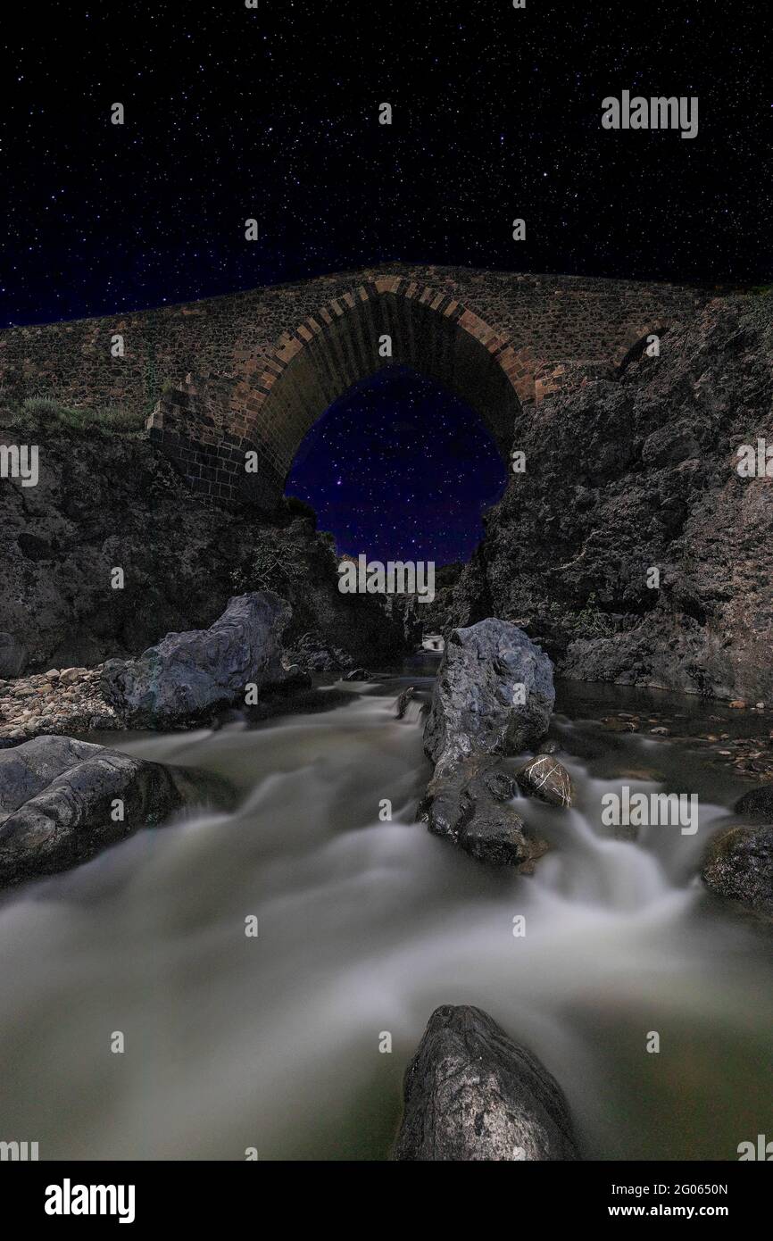 Il Ponte dei Saraceni o Carcaci è un ponte di pietra Probabilmente risalente al periodo romano e ricostruito e. Modificato nel 12 ° secolo sopra la SIM Foto Stock