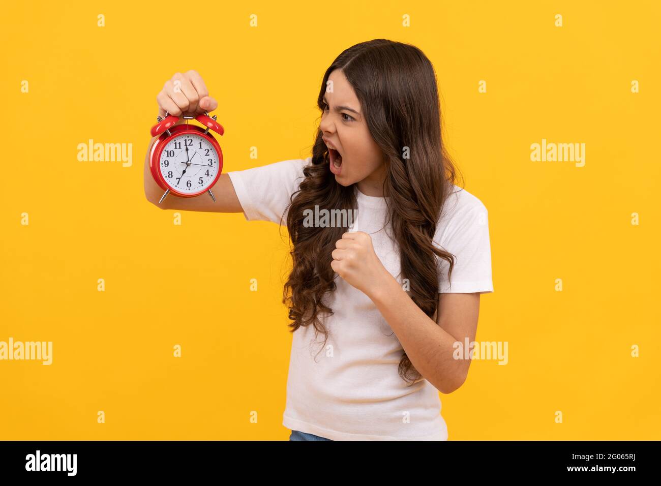 suono fastidioso. ragazza adolescente arrabbiato che controlla il tempo. non essere in ritardo. capretto puntuale con orologio. Foto Stock