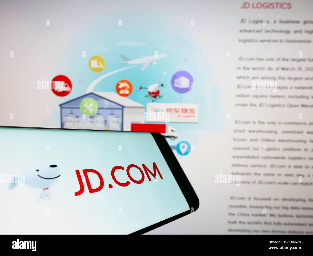 Smartphone con logo della società cinese di e-commerce JD.com Inc. Sullo schermo di fronte al sito Web aziendale. Mettere a fuoco sulla destra del display del telefono. Foto Stock