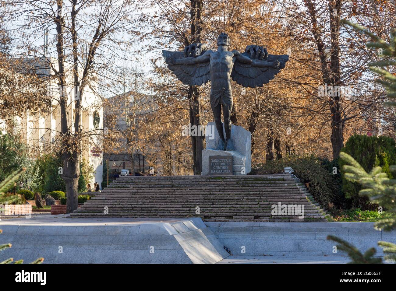 HASKOVO, BULGARIA - 29 DICEMBRE 2020: Monumento all'invidia al centro della città di Haskovo, Bulgaria Foto Stock